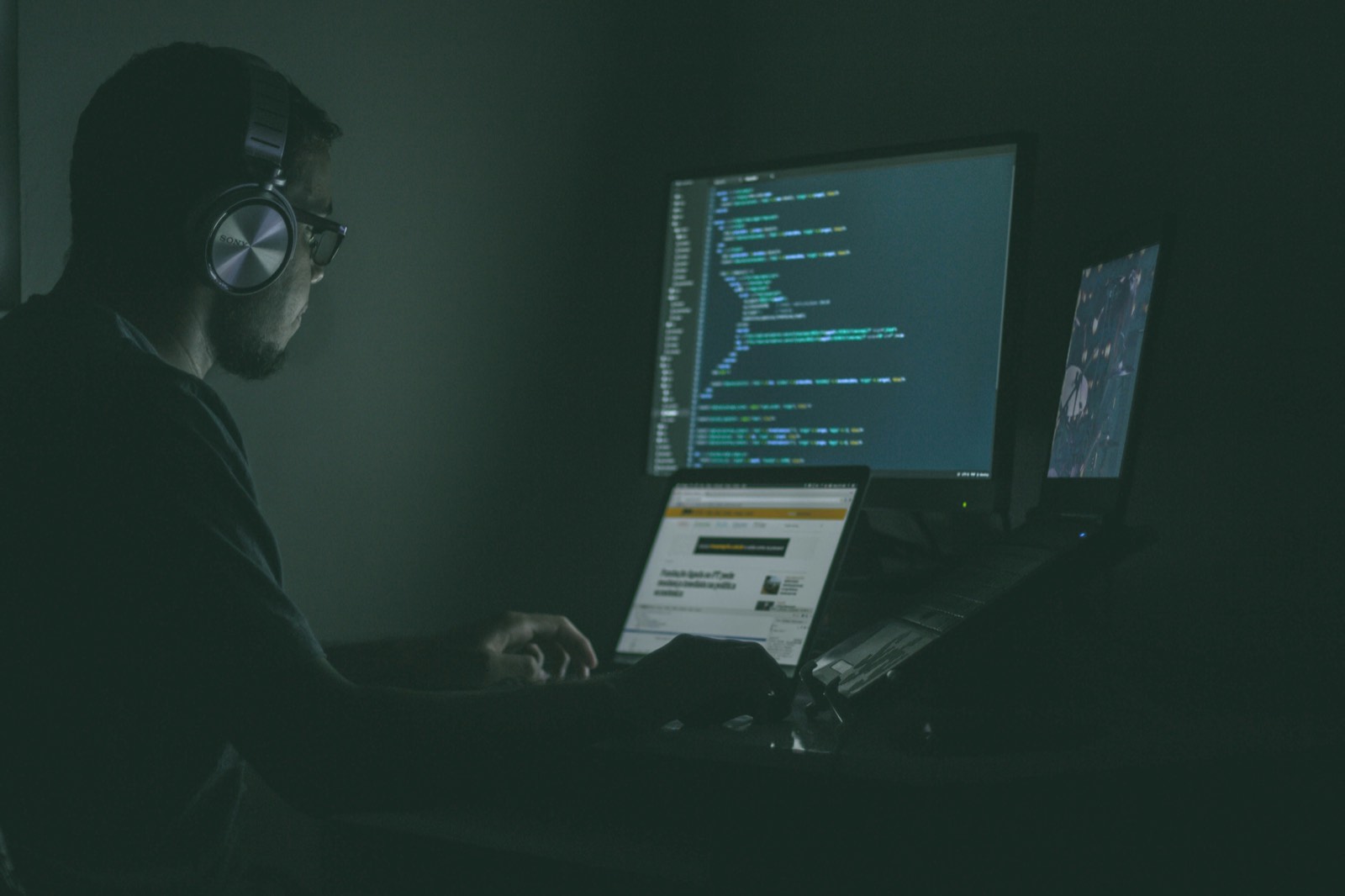 IT support workstation representing AI service desk automation and ticket triage